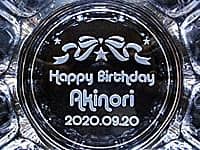 誕生日プレゼント用の名入れ灰皿（Happy Birthday、贈る相手の名前、誕生日の日付をガラス製灰皿の底面に彫刻）
