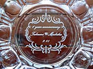 「1st anniversary、旦那様と奥さまの名前」を彫刻した、結婚記念日のプレゼント用のガラス製灰皿