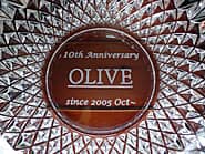 「10th anniversary、会社名」を底面に彫刻した、開業10周年のお祝い品用のガラス製灰皿