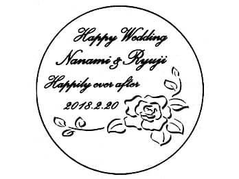 「お祝いメッセージ、新郎と新婦の名前、日付」をレイアウトした、結婚祝い用の灰皿に彫刻する図案