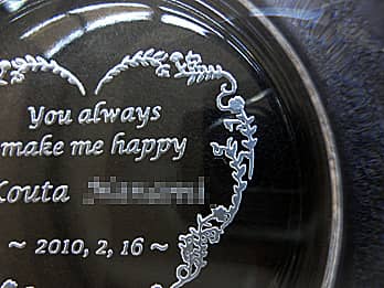 灰皿AT-3の底面に彫刻した「メッセージ・名前・日付」のクローズアップ画像