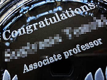 准教授就任祝い用の灰皿底面に彫刻した、「Congratulations（お祝いメッセージ）、○○先生（贈る相手の名前）、Associate professor（就任した役職）」のクローズアップ画像