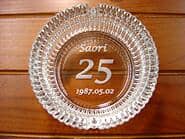 「名前、年齢の数字、日付」を底面に彫刻した、誕生日プレゼント用のガラス製灰皿