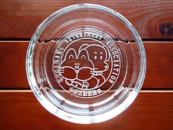 ロゴマークを底面に彫刻した、周年記念品用のガラス製灰皿