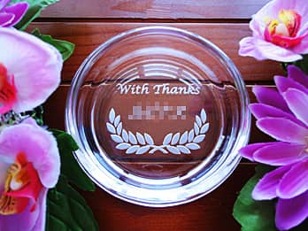 「With Thanks、お父さんの名前」を底面に彫刻した、父の日のプレゼント用のガラス製灰皿