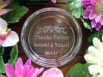 「Thanks father」を彫刻した、父の日のプレゼント用の灰皿