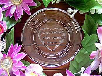 「Happy wedding、新郎と新婦の名前」を底面に彫刻した、結婚祝い用のガラス製灰皿