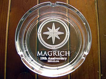 「ロゴマーク、10th anniversary、日付」を底面に彫刻した、飲食店の周年祝い用のガラス製灰皿