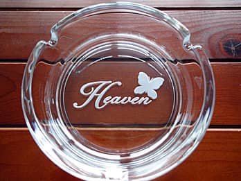 ロゴマークを底面に彫刻した、スナックの開店祝い用のガラス製灰皿
