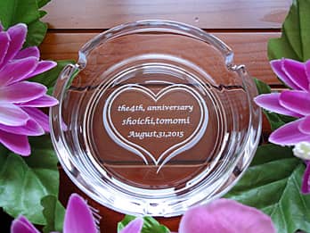 「The 4th anniversary、旦那様と奥さまの名前、結婚記念日の日付」を底面に彫刻した、結婚記念日のプレゼント用のガラス製灰皿