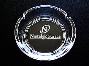 会社のロゴマークを底面に彫刻したガラス製灰皿AT-4