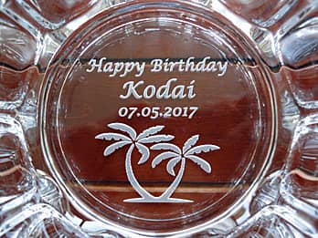 「Happy Birthday、贈る相手の名前、誕生日の日付」を底面に彫刻した、誕生日プレゼント用の灰皿
