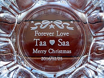 「Forever love、カップルの名前、Merry Christmas」を彫刻した、彼氏へのクリスマスプレゼント用の灰皿