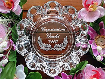 「Congratulations、受賞チームの名前、日付」を底面に彫刻した、賞品用のガラス製灰皿