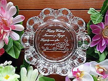 「Happy Wedding、新郎と新婦の名前、Happily ever after、結婚式の日付」を底面に彫刻した、結婚祝い用のガラス製灰皿