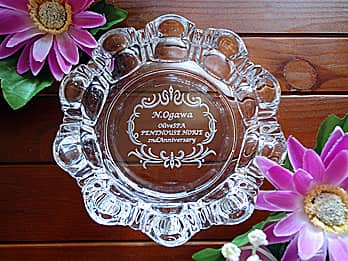 「○○賞、受賞者名、日付」を底面に彫刻した、賞品用のガラス製灰皿