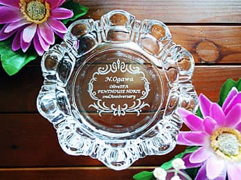 「永年勤続者の名前と会社名」を底面に彫刻した、永年勤続のお祝い品用のガラス製灰皿