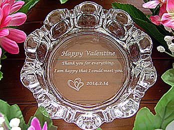 「Happy Valentine、バレンタインデーの日付」を底面に彫刻した、バレンタインデーのプレゼント用のガラス製灰皿