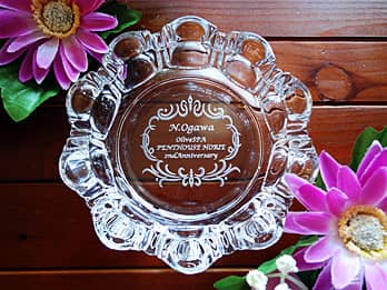 「Congratulations、名前、日付」を底面に彫刻した、就任祝い用のガラス製灰皿