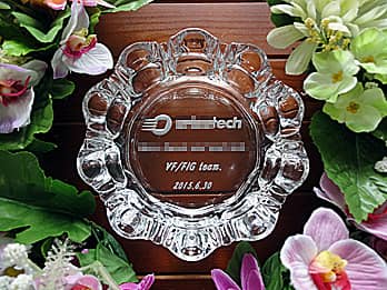 「ロゴマーク、表彰内容、受賞者の名前」を底面に彫刻した、表彰記念品用のガラス製灰皿