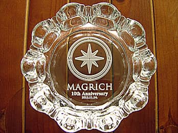 「ロゴマーク」「10th anniversary」を底面に彫刻した、お店の周年祝い用のガラス製灰皿