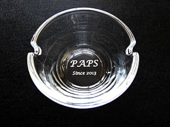 「飲食店の名前と開業年度」を底面に彫刻したガラス製灰皿