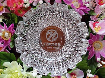 「会社のマーク、会社名、創業年度」を底面に彫刻した、周年記念品用のガラス製灰皿