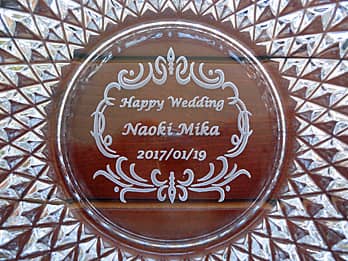 「Happy wedding、新郎と新婦の名前、結婚式の日付」を底面に彫刻した、結婚祝い用のガラス製灰皿