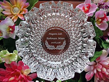 「会社名、受賞者名、日付」を底面に彫刻した、表彰記念品用のガラス製灰皿