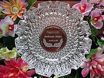 「勤続年数、永年勤続者名、日付」を底面に彫刻した、永年勤続表彰の記念品用のガラス製灰皿