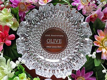「10th anniversary、会社名」を底面に彫刻した、周年祝い用のガラス製灰皿