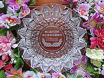 「第51期○○祭実行委員会 ○○殿」を彫刻した、大学祭実行委員への記念品用の灰皿