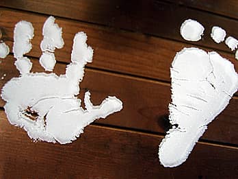 赤ちゃんの手形と足形を彫刻した出産祝い用の鏡