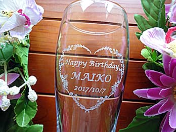 「Happy Birthday、贈る相手の名前、誕生日の日付」を側面に彫刻した、誕生日プレゼント用のビアグラス