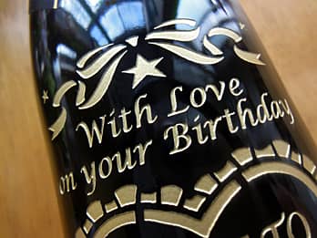 誕生日プレゼント用のシャンパンボトル側面に彫刻した、「With Love on your Birthday」のクローズアップ画像