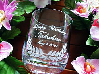 「Happy Birthday、贈る相手の名前、誕生日の日付」を側面に彫刻した、誕生日プレゼント用のロックグラス