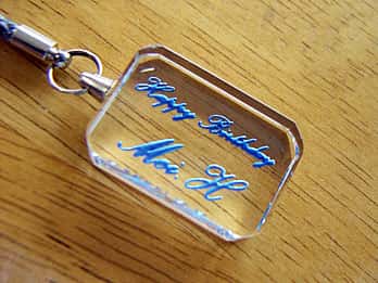 �uHappy birthday�A���鑊��̖��O�v�𒤍������a�����v���[���g�p�̖�����X�g���b�v