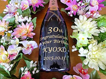 「30th! Congratulations on your birthday、贈る相手の名前、誕生日の日付」をボトル側面に彫刻した、誕生日プレゼント用のシャンパン
