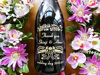 「Thank you、新郎と新婦の名前、結婚式の日付」をボトル側面に彫刻した両親贈呈品用のシャンパン