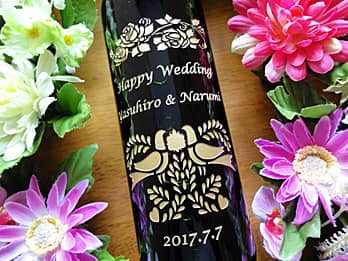 「Happy wedding、新郎と新婦の名前、結婚式の日付」をボトル側面に彫刻した、結婚祝い用のワイン