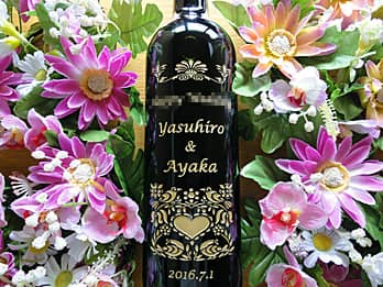 「With thanks、新郎と新婦の名前、結婚式の日付」をボトル側面に彫刻した、両親へのプレゼント用のワイン