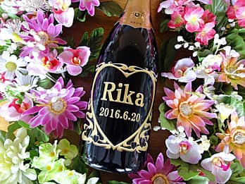 「彼女の名前と誕生日の日付」をボトル側面に彫刻した、彼女の誕生日プレゼント用のシャンパン