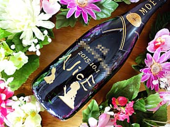 オリジナルデザインをボトル側面に彫刻した賞品用のシャンパン