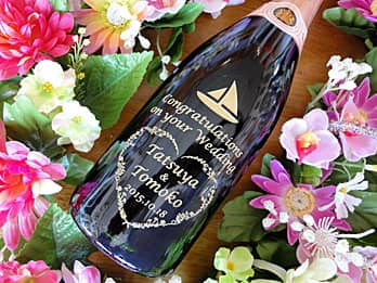 「ヨットのイラスト、Congratulations on your wedding、新郎と新婦の名前」をボトル側面に彫刻した、結婚祝い用のシャンパン