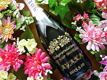 「Congratulations、イベント名、受賞者の名前」をボトル側面に彫刻した賞品用のシャンパン