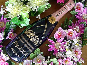 「お祝いメッセージと永年勤続者名」をボトル側面に彫刻した、永年勤続表彰用のシャンパン