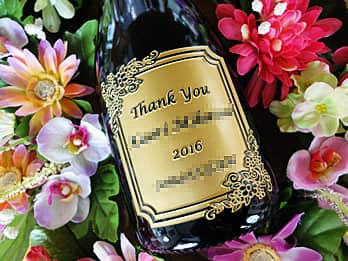 「Thank you、お母さんの名前、日付」を側面に彫刻した、母の日のプレゼント用のシャンパンボトル