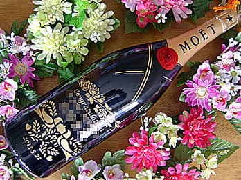 「Congratulations、名前、日付」をボトル側面に彫刻した、就任祝い用のシャンパン