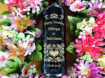 「Happy Wedding、新郎と新婦の名前、結婚式の日付」をボトル側面に彫刻した結婚祝い用のワイン