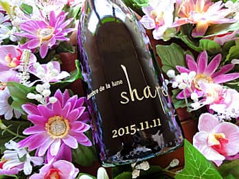 店名と日付をボトル側面に彫刻した、開店祝いのプレゼント用のシャンパン